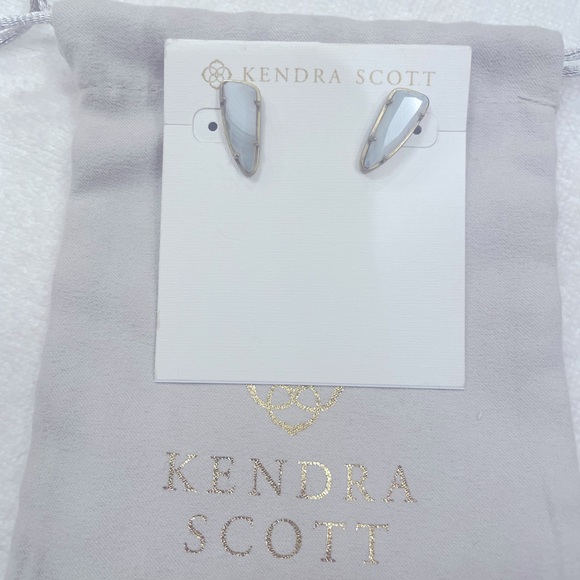 Kendra Scott Jewelry - Kendra Scott Everett Stud Earrings, white banded agate, antique brass, beautiful